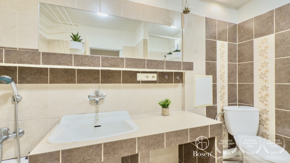 BOSEN | Zrekonštruovaný 2 izbový byt, 61m2, Družstevná ulica.