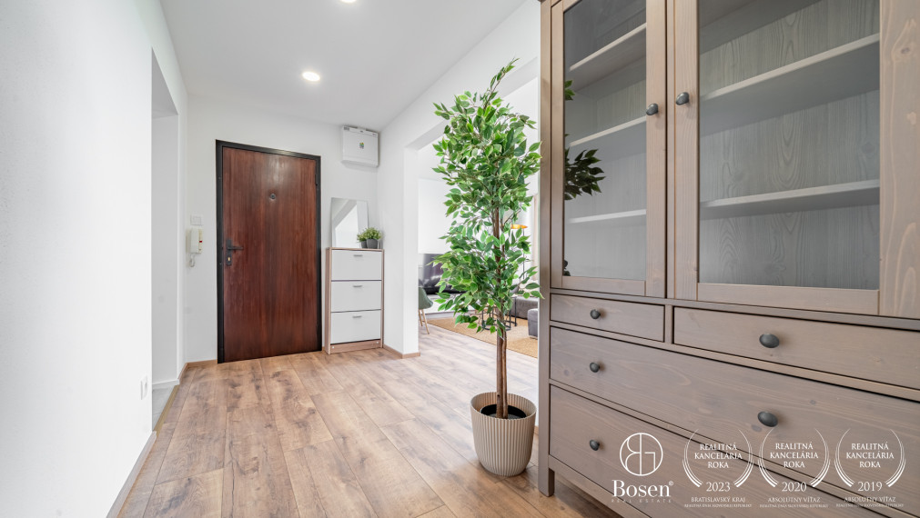BOSEN | REZERVOVANÝ 3 izbový kompletne zrekonštruovaný byt s loggiou, Na Pasekách, Rača, 70m2