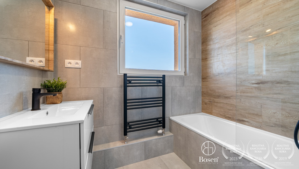 BOSEN | REZERVOVANÝ 3 izbový kompletne zrekonštruovaný byt s loggiou, Na Pasekách, Rača, 70m2