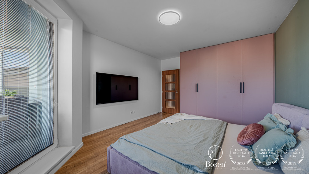 BOSEN | 2 izbový byt s balkónom a garáž. miestom v Rovinke