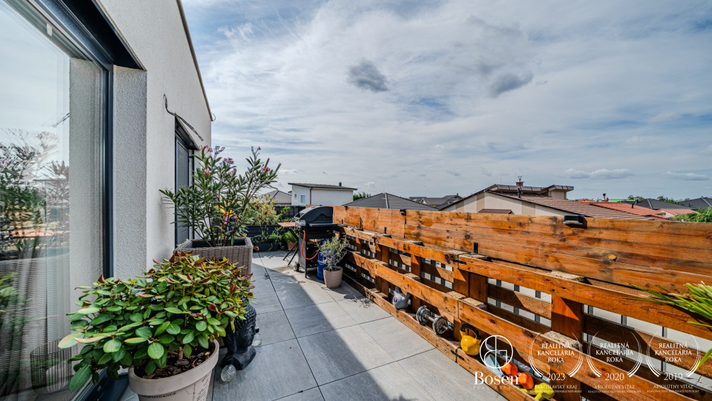 BOSEN | PREDANÉ | 3 izbový mezonetový byt s parkovaním, Tri vody Malinovo, 108 m2