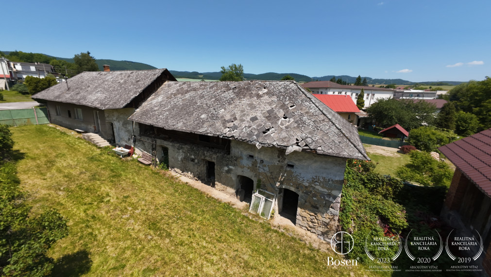 LOYALTERS | Rodinný dom s pozemkom, humnom, potokom, Kosorín