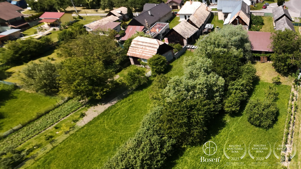 LOYALTERS | Rodinný dom s pozemkom, humnom, potokom, Kosorín