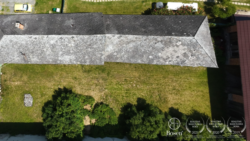 LOYALTERS | Rodinný dom s pozemkom, humnom, potokom, Kosorín