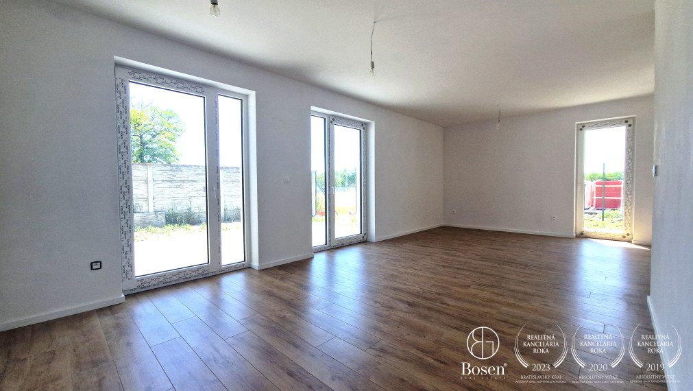 BOSEN | 3IZB Rodinný dvojdom so záhradkou