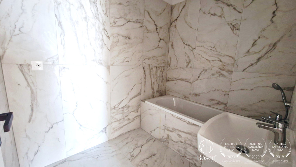 BOSEN | 3IZB Rodinný dvojdom so záhradkou