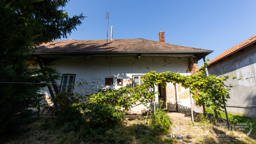 BOSEN | Pozemok so starším domom - Čeľadice