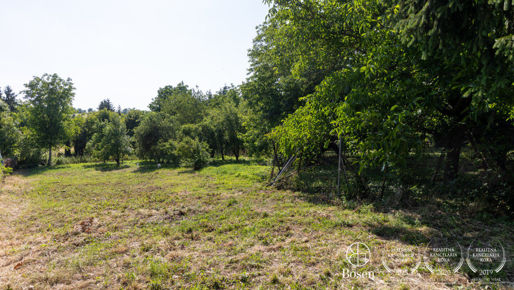 BOSEN | Pozemok so starším domom - Čeľadice