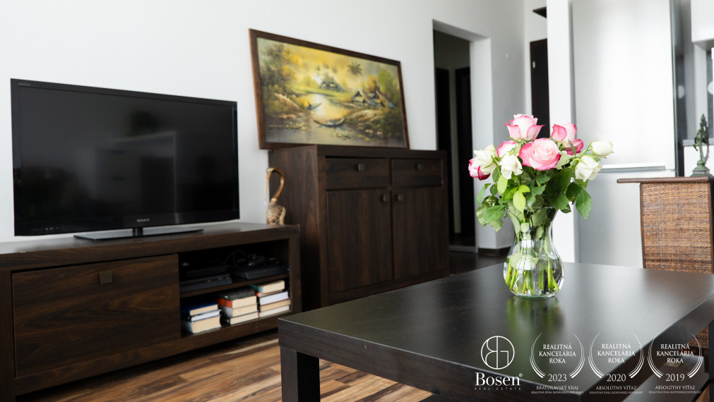 BOSEN | REZERVOVANÉ Útulný 2 izbový byt s parkovacím miestom