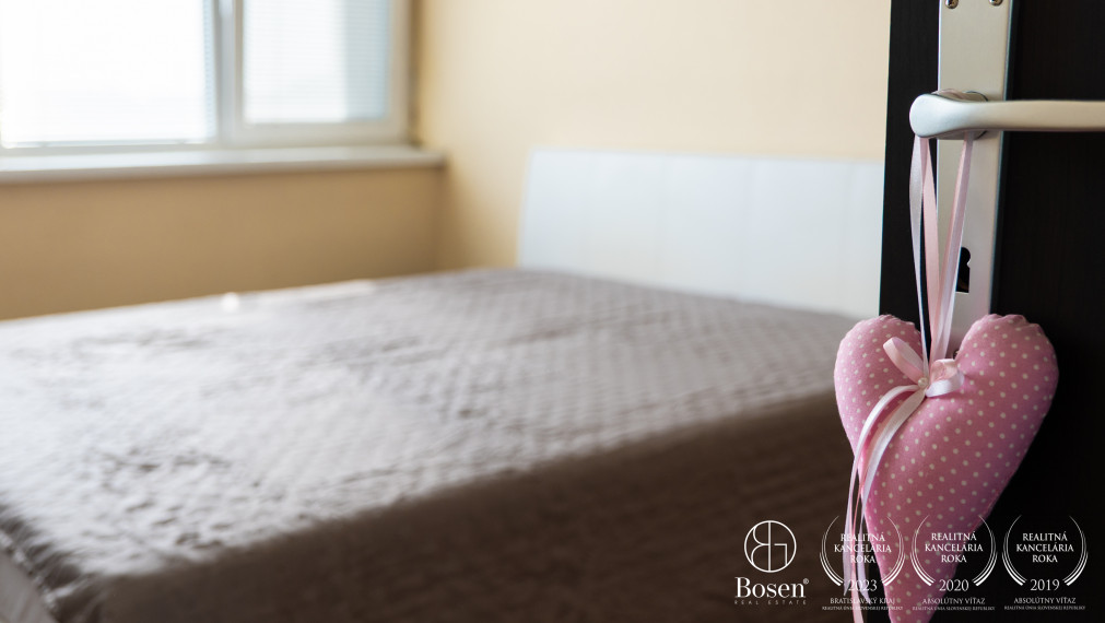 BOSEN | REZERVOVANÉ Útulný 2 izbový byt s parkovacím miestom