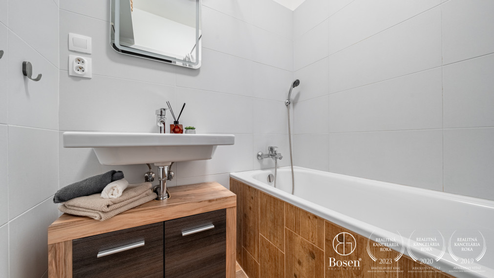 PREDANÉ - BOSEN | Vkusný 3-izbový byt s loggiou po rekonštrukcii, Karloveská ulica - BA, 70 m2