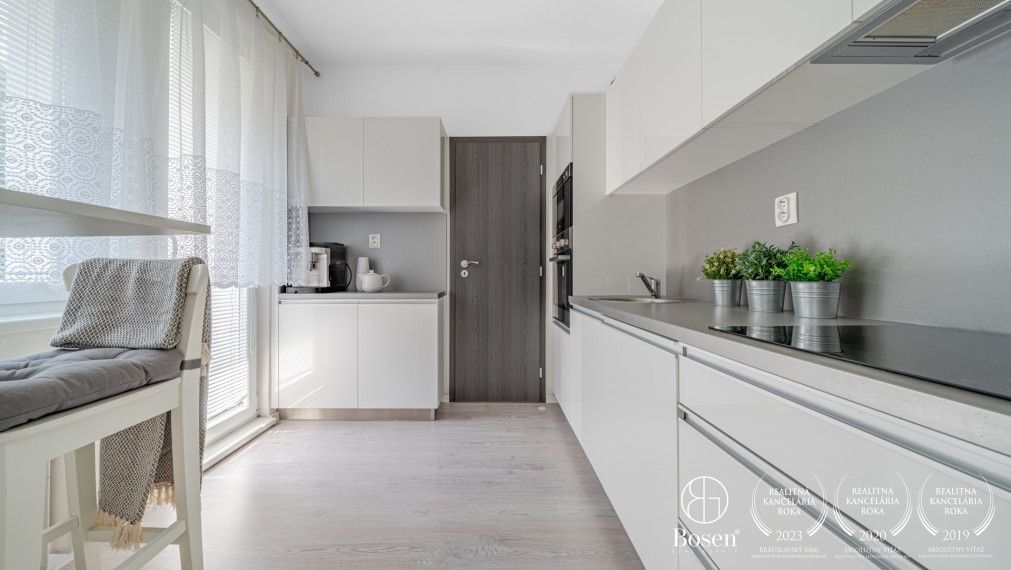 PREDANÉ - BOSEN | Vkusný 3-izbový byt s loggiou po rekonštrukcii, Karloveská ulica - BA, 70 m2