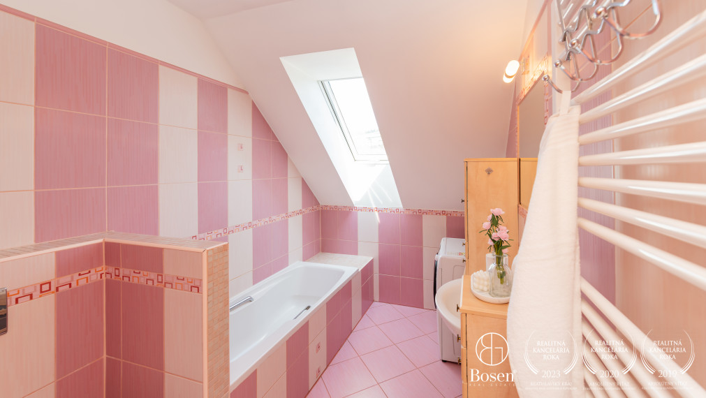 BOSEN | Priestranný, čiastočne zariadený 3-izbový mezonet v centre Dolného Kubína, 80,65 m² + parkovanie