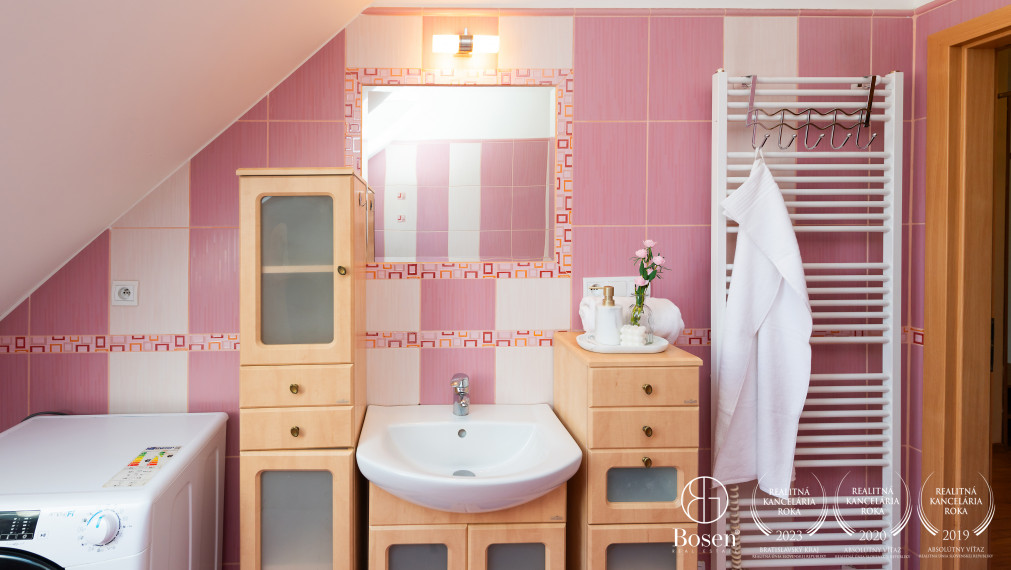 BOSEN | Priestranný, čiastočne zariadený 3-izbový mezonet v centre Dolného Kubína, 80,65 m² + parkovanie