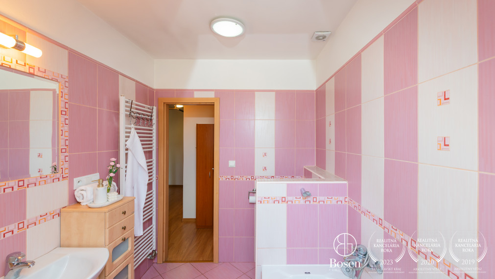 BOSEN | Priestranný, čiastočne zariadený 3-izbový mezonet v centre Dolného Kubína, 80,65 m² + parkovanie