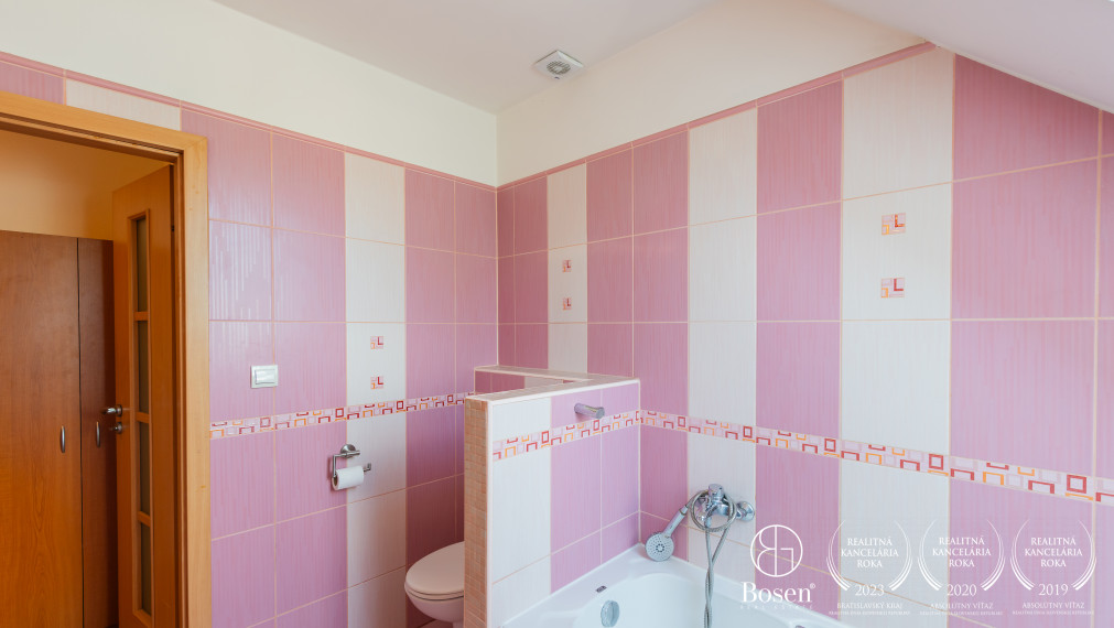 BOSEN | Priestranný, čiastočne zariadený 3-izbový mezonet v centre Dolného Kubína, 80,65 m² + parkovanie