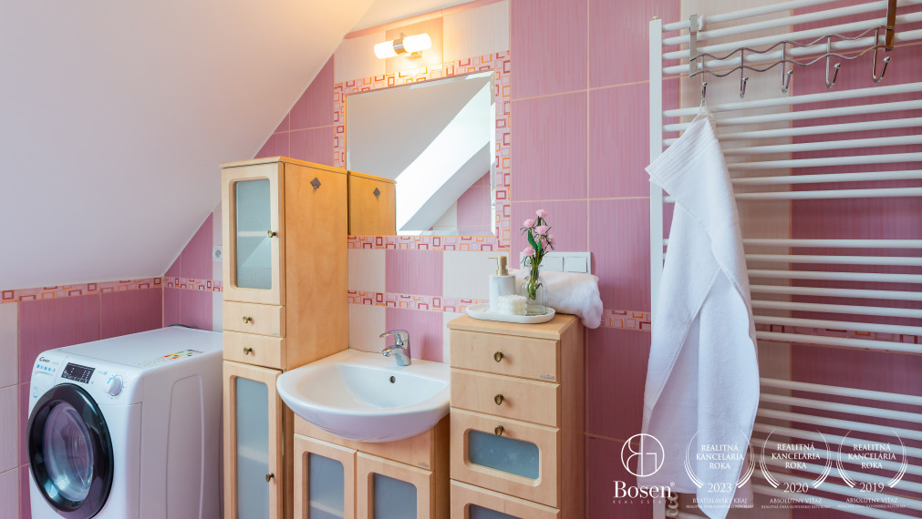 BOSEN | Priestranný, čiastočne zariadený 3-izbový mezonet v centre Dolného Kubína, 80,65 m² + parkovanie