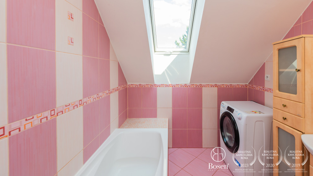 BOSEN | Priestranný, čiastočne zariadený 3-izbový mezonet v centre Dolného Kubína, 80,65 m² + parkovanie