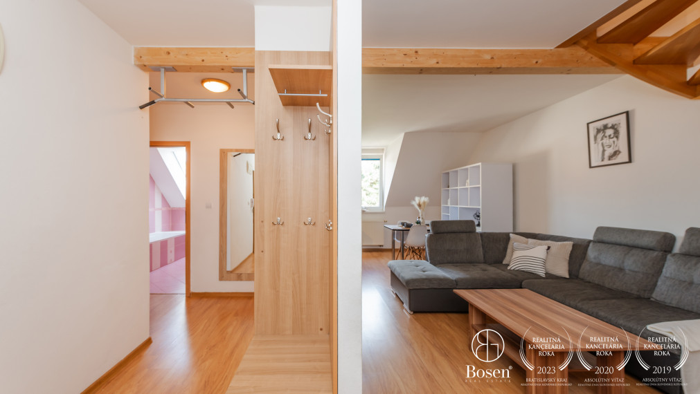 BOSEN | Priestranný, čiastočne zariadený 3-izbový mezonet v centre Dolného Kubína, 80,65 m² + parkovanie