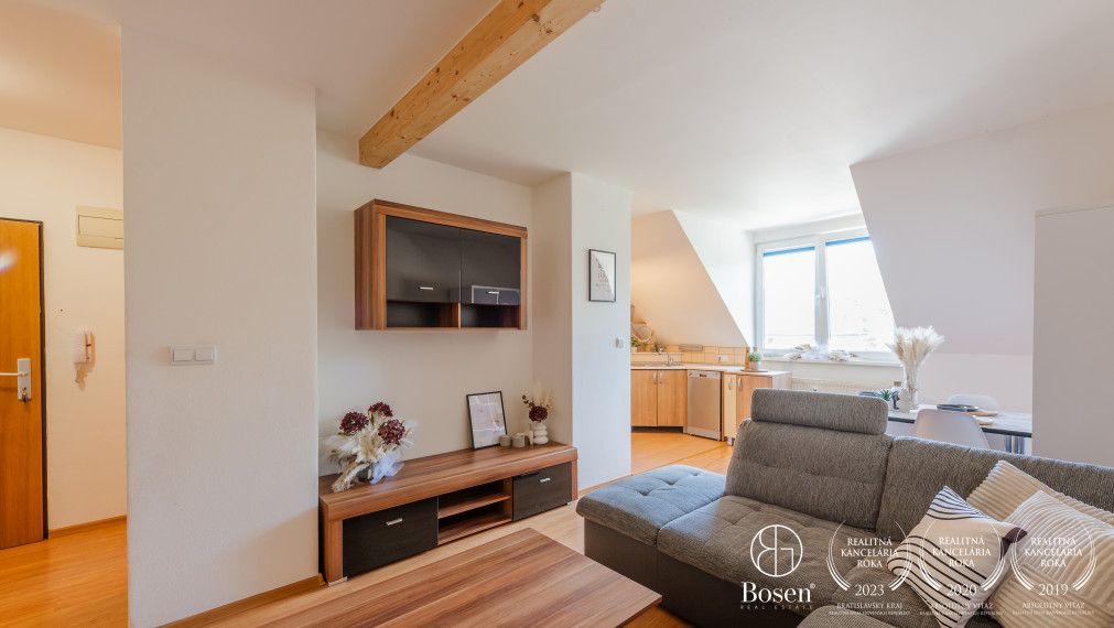BOSEN | Priestranný, čiastočne zariadený 3-izbový mezonet v centre Dolného Kubína, 80,65 m² + parkovanie