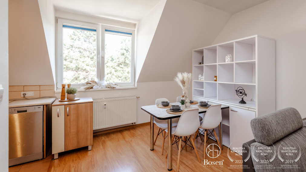 BOSEN | Priestranný, čiastočne zariadený 3-izbový mezonet v centre Dolného Kubína, 80,65 m² + parkovanie