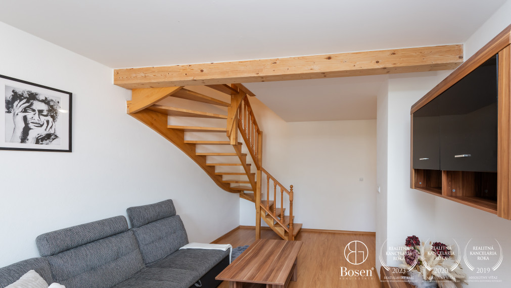 BOSEN | Priestranný, čiastočne zariadený 3-izbový mezonet v centre Dolného Kubína, 80,65 m² + parkovanie