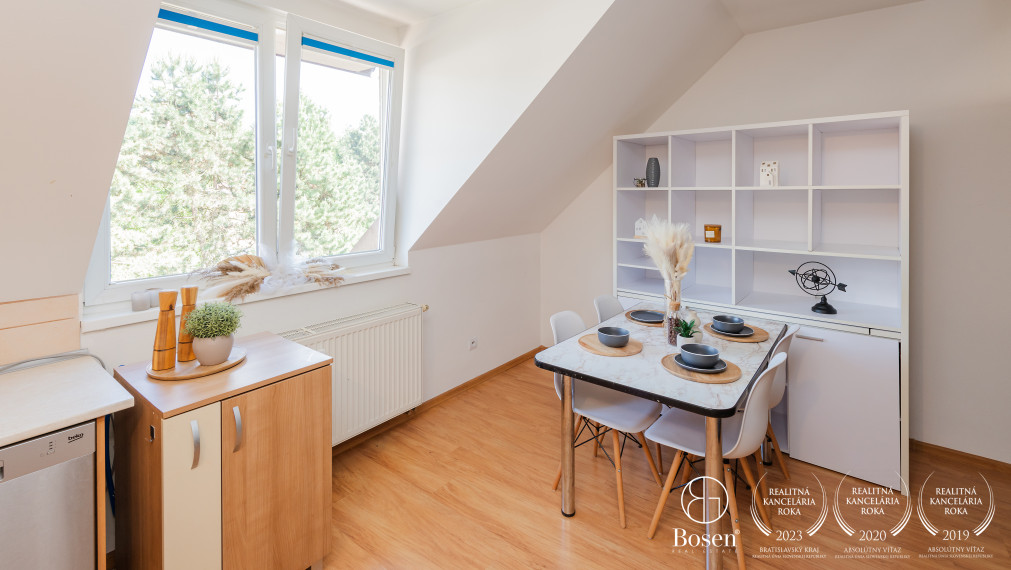 BOSEN | Priestranný, čiastočne zariadený 3-izbový mezonet v centre Dolného Kubína, 80,65 m² + parkovanie