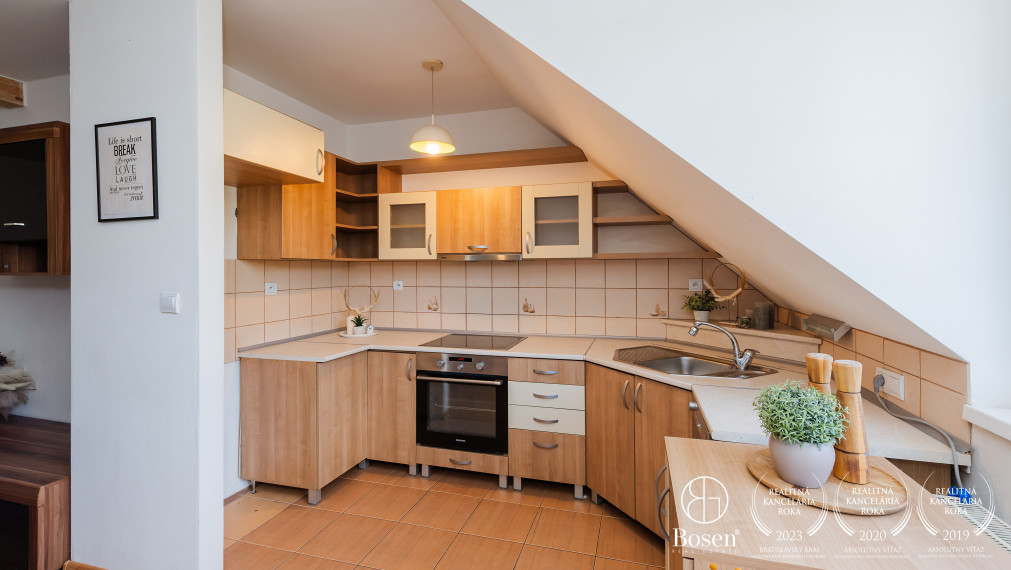 BOSEN | Priestranný, čiastočne zariadený 3-izbový mezonet v centre Dolného Kubína, 80,65 m² + parkovanie