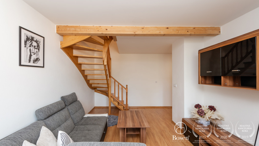BOSEN | Priestranný, čiastočne zariadený 3-izbový mezonet v centre Dolného Kubína, 80,65 m² + parkovanie