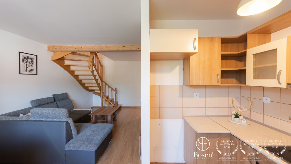 BOSEN | Priestranný, čiastočne zariadený 3-izbový mezonet v centre Dolného Kubína, 80,65 m² + parkovanie