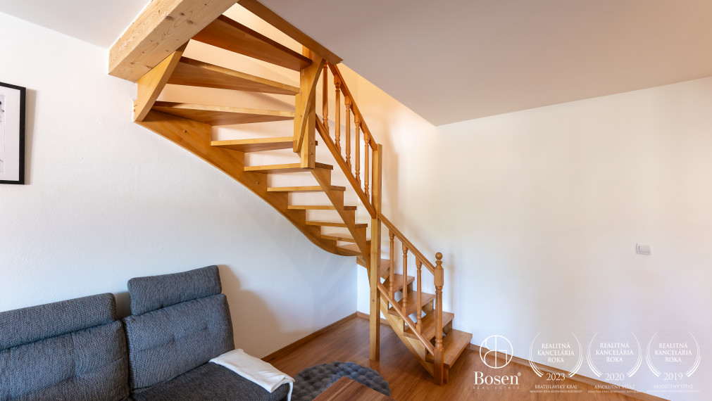 BOSEN | Priestranný, čiastočne zariadený 3-izbový mezonet v centre Dolného Kubína, 80,65 m² + parkovanie