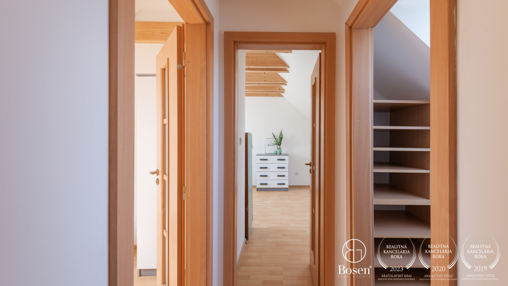 BOSEN | Priestranný, čiastočne zariadený 3-izbový mezonet v centre Dolného Kubína, 80,65 m² + parkovanie