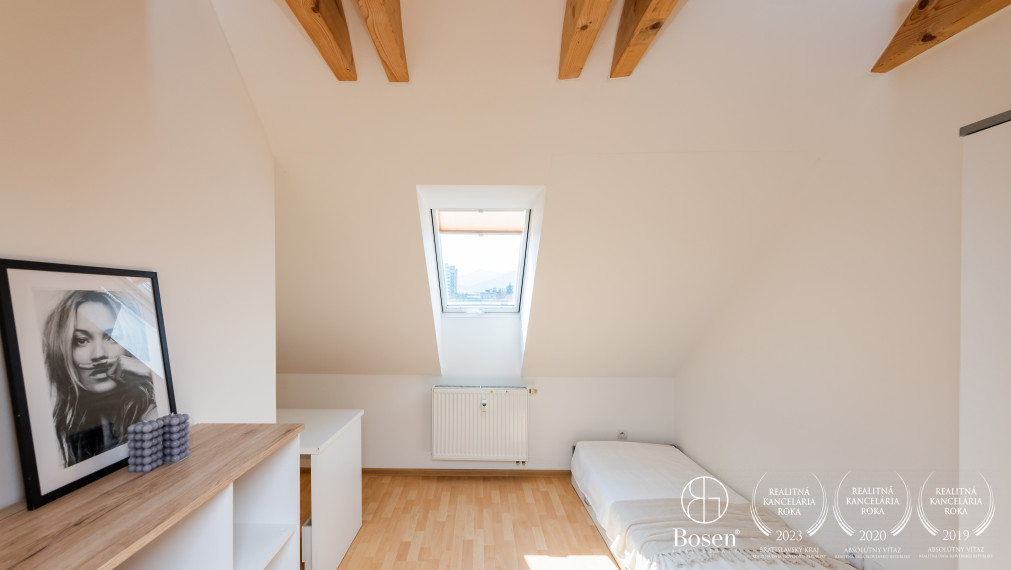 BOSEN | Priestranný, čiastočne zariadený 3-izbový mezonet v centre Dolného Kubína, 80,65 m² + parkovanie