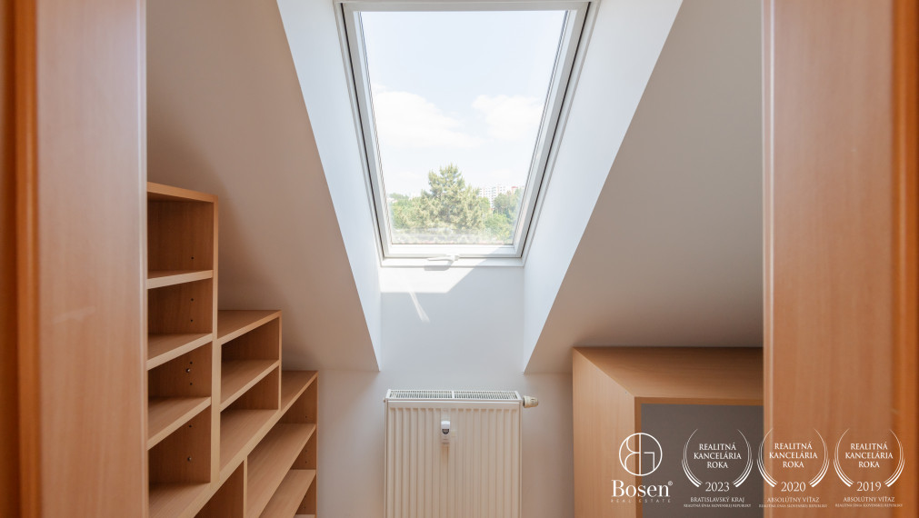 BOSEN | Priestranný, čiastočne zariadený 3-izbový mezonet v centre Dolného Kubína, 80,65 m² + parkovanie