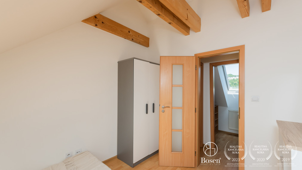 BOSEN | Priestranný, čiastočne zariadený 3-izbový mezonet v centre Dolného Kubína, 80,65 m² + parkovanie