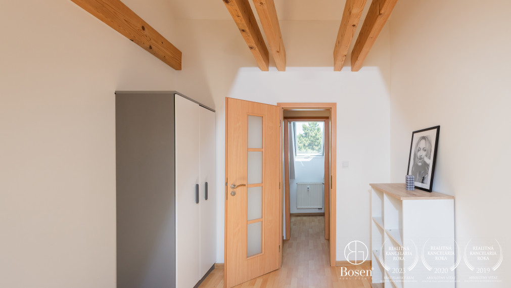 BOSEN | Priestranný, čiastočne zariadený 3-izbový mezonet v centre Dolného Kubína, 80,65 m² + parkovanie