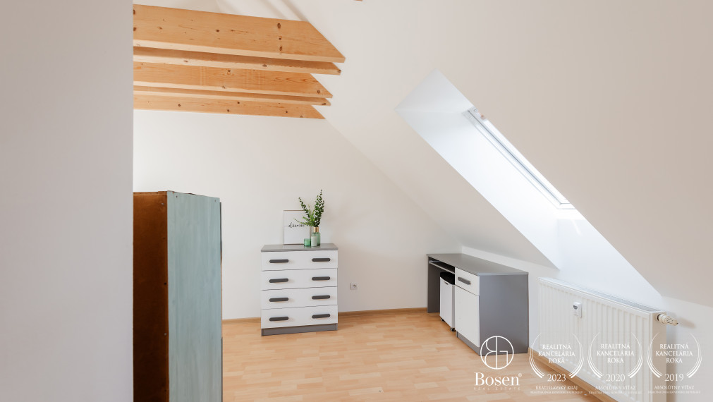 BOSEN | Priestranný, čiastočne zariadený 3-izbový mezonet v centre Dolného Kubína, 80,65 m² + parkovanie