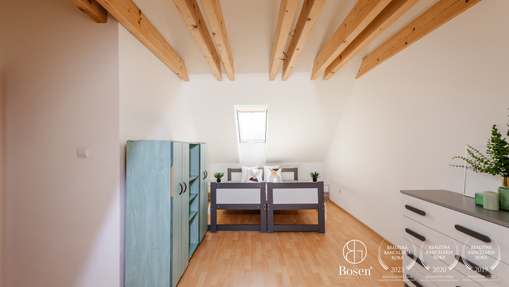 BOSEN | Priestranný, čiastočne zariadený 3-izbový mezonet v centre Dolného Kubína, 80,65 m² + parkovanie