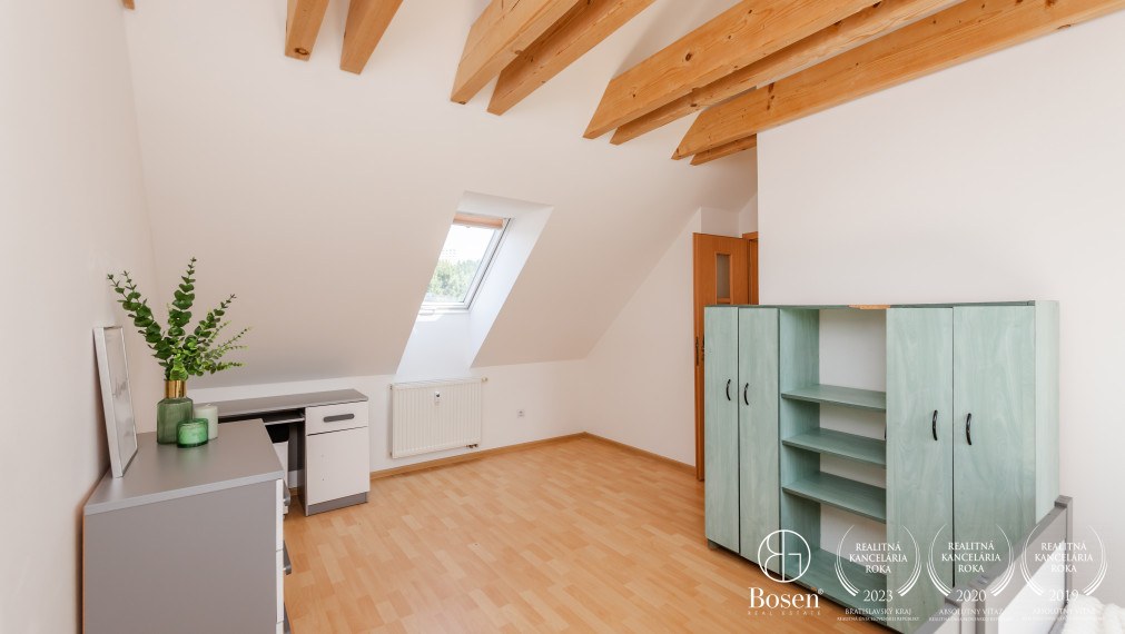 BOSEN | Priestranný, čiastočne zariadený 3-izbový mezonet v centre Dolného Kubína, 80,65 m² + parkovanie