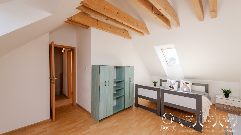 BOSEN | Priestranný, čiastočne zariadený 3-izbový mezonet v centre Dolného Kubína, 80,65 m² + parkovanie