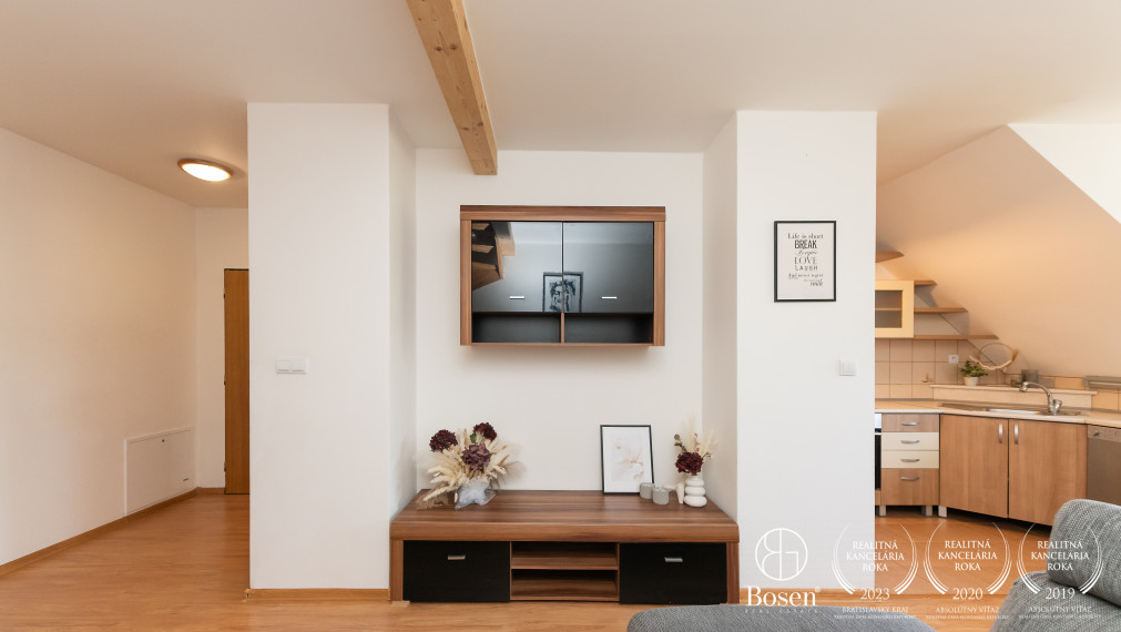 BOSEN | Priestranný, čiastočne zariadený 3-izbový mezonet v centre Dolného Kubína, 80,65 m² + parkovanie
