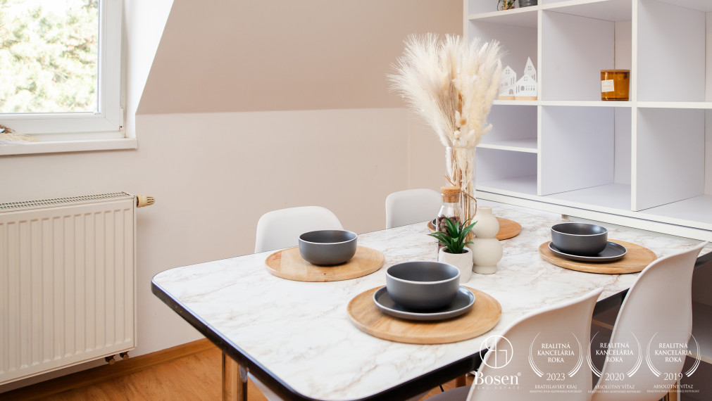 BOSEN | Priestranný, čiastočne zariadený 3-izbový mezonet v centre Dolného Kubína, 80,65 m² + parkovanie