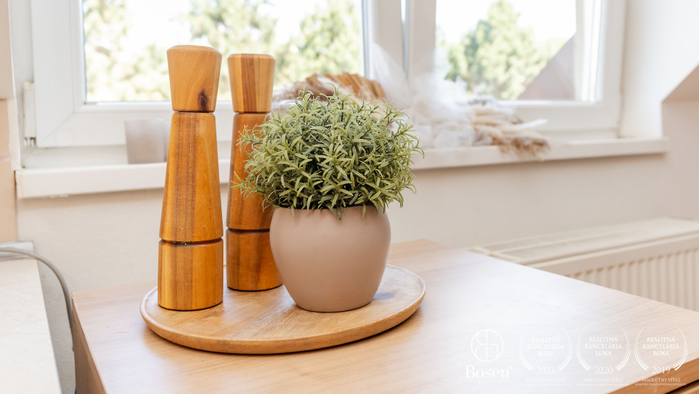 BOSEN | Priestranný, čiastočne zariadený 3-izbový mezonet v centre Dolného Kubína, 80,65 m² + parkovanie