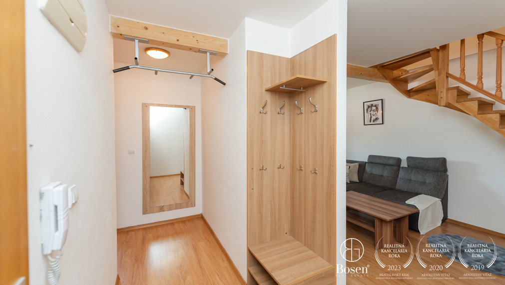 BOSEN | Priestranný, čiastočne zariadený 3-izbový mezonet v centre Dolného Kubína, 80,65 m² + parkovanie