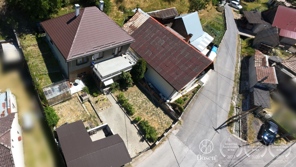 LOYALTERS | Rodinný dom s garážou Šášovské Podhradie