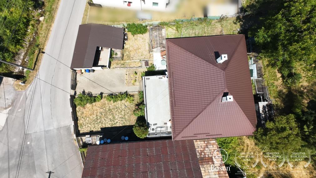 LOYALTERS | Rodinný dom s garážou Šášovské Podhradie