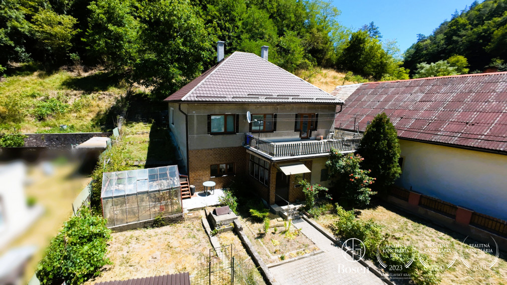 LOYALTERS | Rodinný dom s garážou Šášovské Podhradie