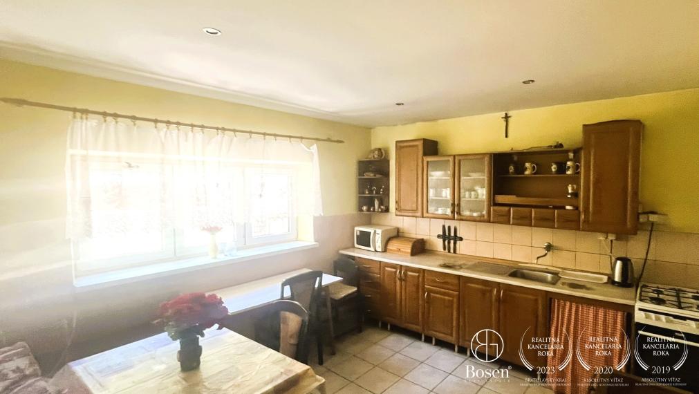 LOYALTERS | Rodinný dom s garážou Šášovské Podhradie