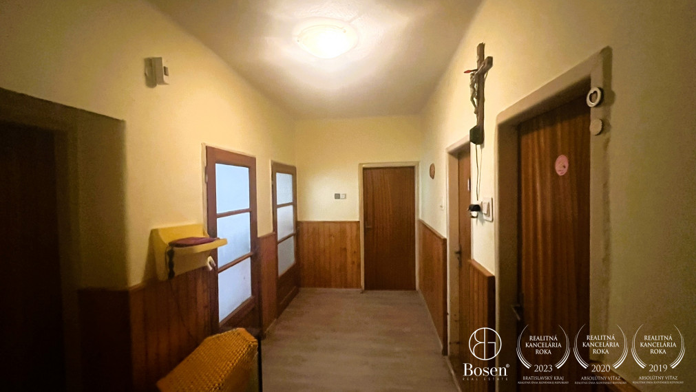 LOYALTERS | Rodinný dom s garážou Šášovské Podhradie