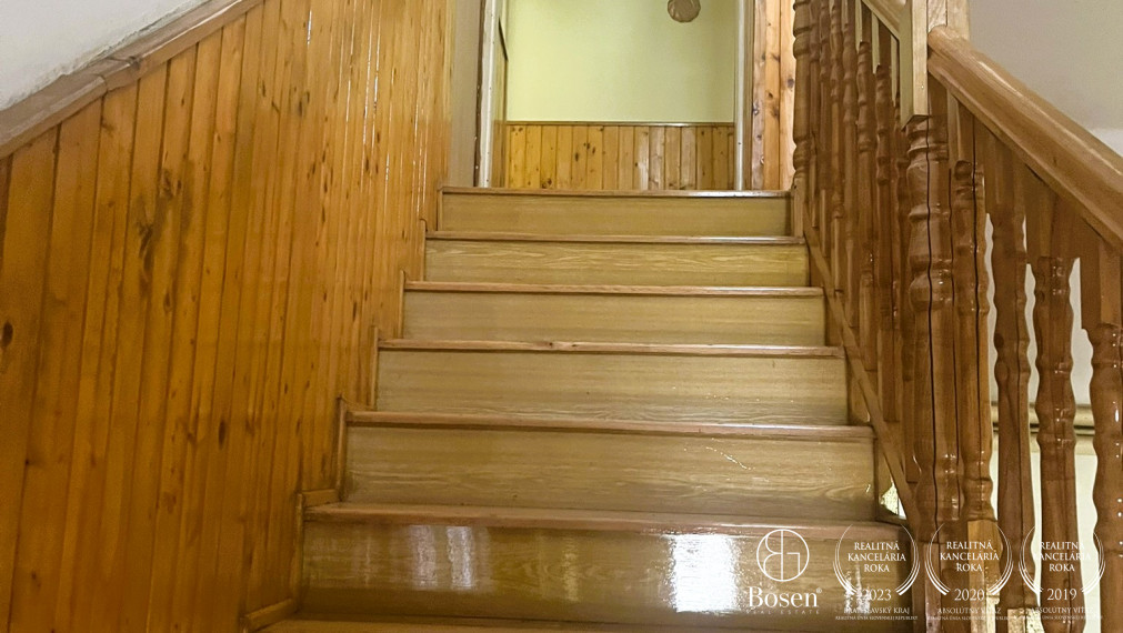 LOYALTERS | Rodinný dom s garážou Šášovské Podhradie